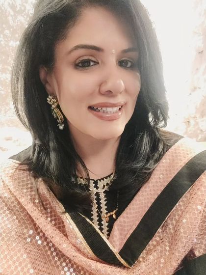 A close-up of the look, showing the kundan earrings that add just the right amount of sparkle for a celebratory evening.