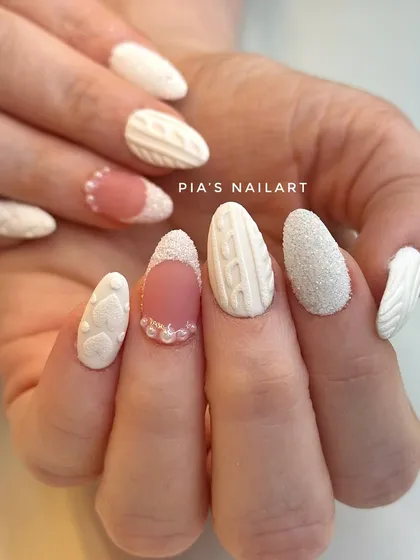 Get cozy with these winter sweater nails. This set features different 3D cable-knit and sugar-textured patterns in a clean, crisp white.