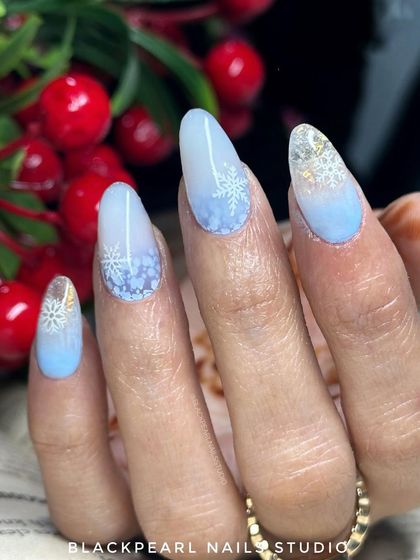 A beautiful winter wonderland design with an in-built snowflake effect. The frosty blue and white gradient, combined with delicate snowflakes, creates a magical and chilly vibe.