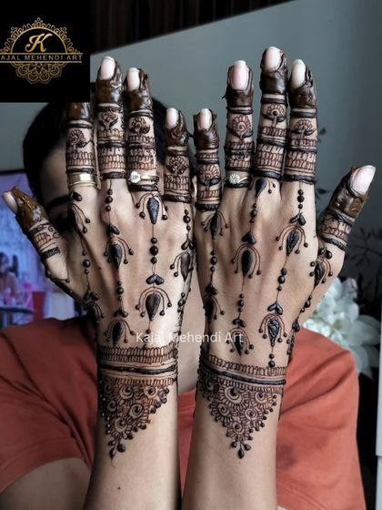 For those who prefer a more minimalist look, this back-hand design with delicate hanging chains ('beil') is a perfect choice. It's simple, elegant, and stylish.