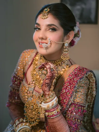 This look embodies the serene, soft glam style that is so in demand. You will learn to create this timeless makeup, focusing on enhancing the eyes and achieving a healthy, radiant complexion.