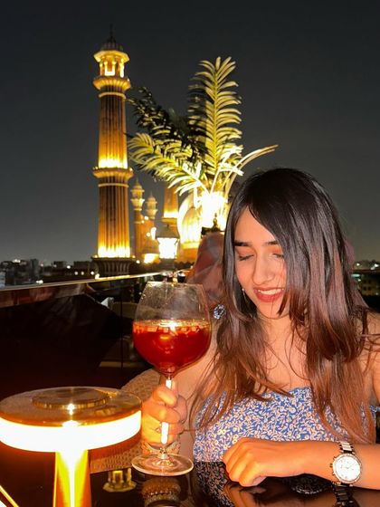 Enjoying a glass of sangria with the iconic view. This is the perfect "date night" content.