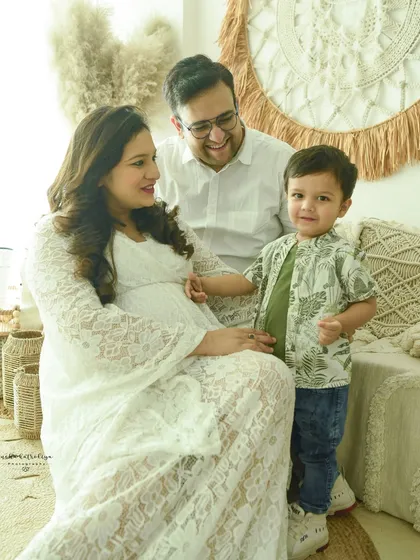 Including older siblings in a maternity shoot is a wonderful way to capture the excitement of a growing family. This bright, airy setup with a boho-chic theme creates a warm and relaxed atmosphere, perfect for capturing natural interactions and loving moments.