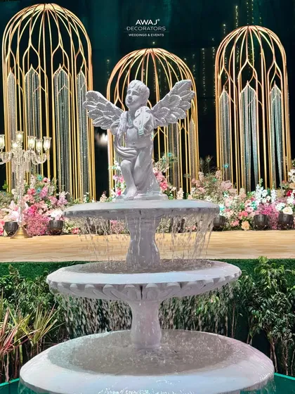 A close-up of the cherub fountain, a beautiful and classic detail that enhances the romantic and luxurious feel of the event.