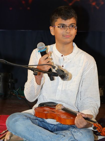 Amogh addresses the audience, sharing a bit about the music he is about to perform.