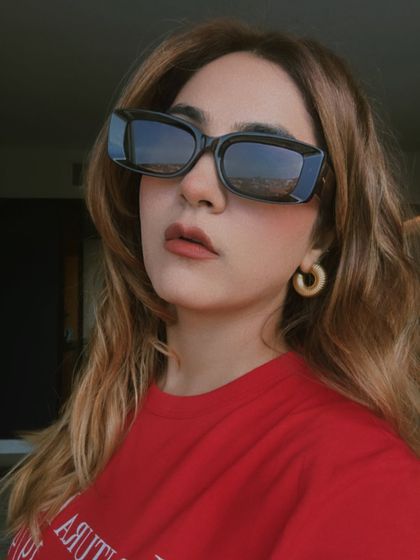 A front-on view of the Gucci sunglasses. The precision curves of this frame are designed to flatter every face shape, making it a versatile and timeless accessory.