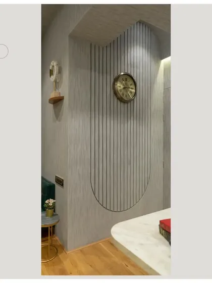 A detail of the office wall, featuring vertical grooves carved into concrete texture paint. This technique adds depth and a unique tactile quality to the space.