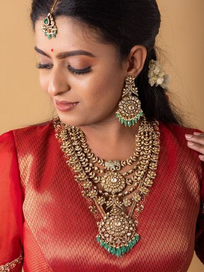 A beautiful example of a classic bridal look with heavy jewelry. I teach how to balance the makeup so it doesn't compete with, but rather complements, the accessories.