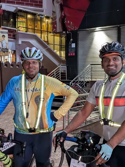 A quick stop at Davangere on the Kittur Express 1000K. After reaching the 575km turnaround point, riders refuel and prepare for the final leg of their journey back to Bangalore.