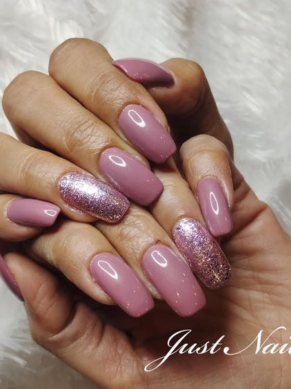 A lovely mauve-pink set of coffin-shaped extensions with two sparkling pink glitter accent nails.