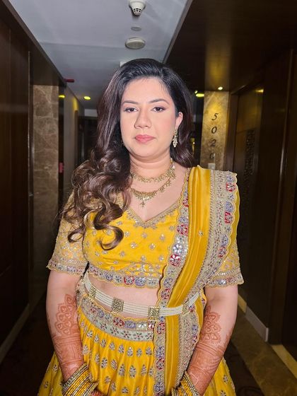 A soft and glowing minimalistic look for a beautiful bride from the USA. The makeup is understated and elegant, perfect for a sophisticated daytime event.