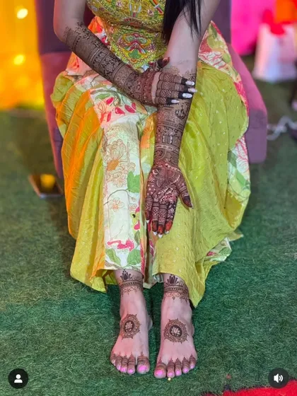 A complete bridal mehandi look, with detailed henna designs on both hands and feet. I ensure the patterns are consistent and beautiful from every angle, perfect for your wedding photos.