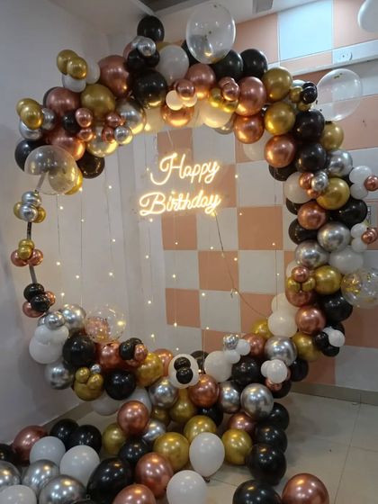 A sophisticated balloon ring in black, white, gold, and rose gold. This versatile and elegant color combination is perfect for milestone adult birthdays.