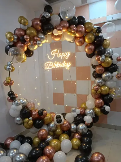 A sophisticated balloon ring in black, white, gold, and rose gold. This versatile and elegant color combination is perfect for milestone adult birthdays.