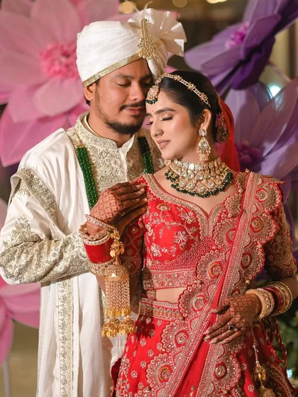 Our bride Simran steals the spotlight with her mesmerizing makeup look. Paired with her red lehenga and green jewelry, the soft glam makeup creates a perfect balance.