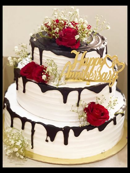 Grand Celebrations: Multi-Tier & Large Cakes photo 9