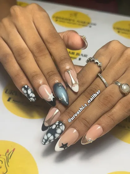 Inspired by the song "Pal Pal" by Talwinder, this dreamy set features hand-painted stars, celestial patterns, and a mix of chrome and matte finishes. It’s a whole vibe translated into nail art.