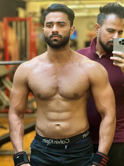 This is the kind of progress we make. A defined midsection and developing muscle mass show that the fat loss strategy is working perfectly.