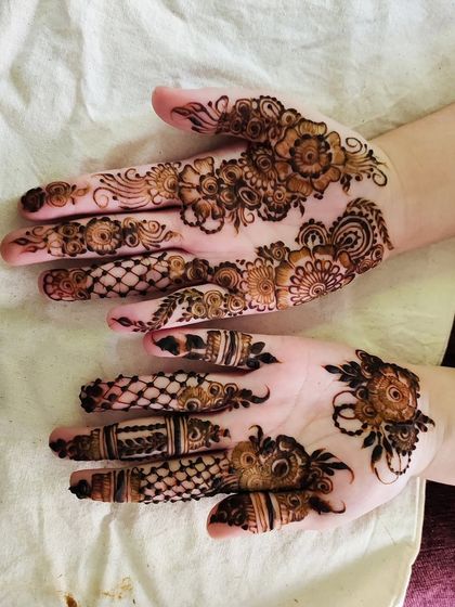 Hajira Mehendi Artist - Mehndi Artist Services Modern & Minimalist Designs photo 61