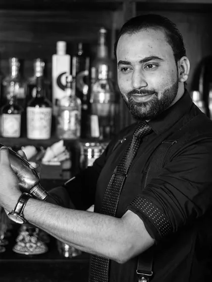 Our mixology experts indulge in bringing you flavours that constitute surprising concoctions. A portrait of one of our bartenders, ready to shake up your evening.