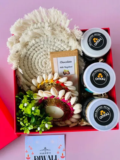 A variation of the red box hamper, this time with shell-work T-light holders. You can choose the decorative items to match your style.