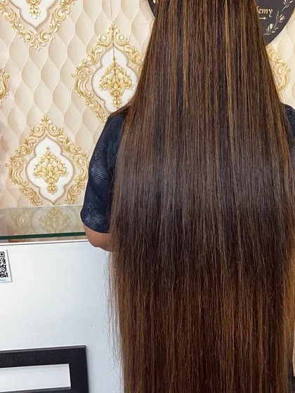 A stunning result of a global hair colour with highlights on very long hair. The light brown and blonde tones run all the way to the ends, creating a dramatic and beautiful effect.