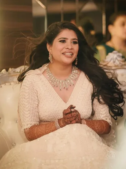 Pooja all glammed up for her sangeet night. Her ivory lehenga was paired with a soft, shimmery makeup look that made her glow. ✨