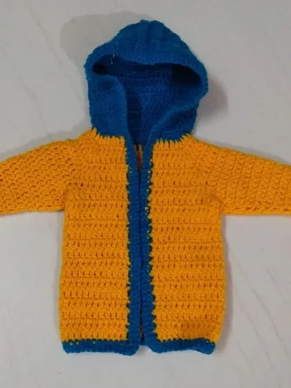 Imagine creating this cozy, colorful hooded sweater for a baby. It’s one of the most popular projects my students love to make. I guide you step-by-step, from choosing the yarn to the final stitch.