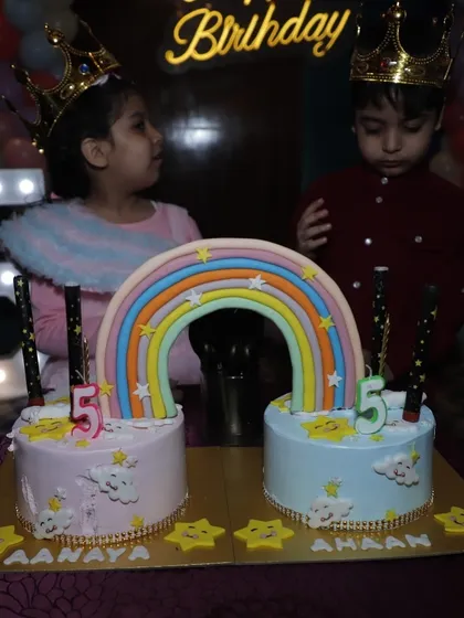 Sometimes miracles come in pairs! Matching rainbow cakes for twins celebrating their 5th birthday, a perfect way to give each child their special moment.