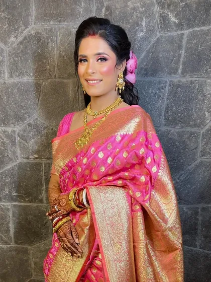 Absolutely in love with this traditional reception look. My beautiful Bengali bride glows in a classic pink saree, with makeup that enhances her natural features, including bright, happy eyes and a radiant complexion.