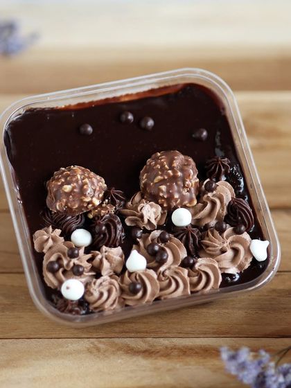 Our Ferrero Rocher dessert box is pure decadence. Rich chocolate mousse and cake are topped with crunchy Ferrero Rocher chocolates.
