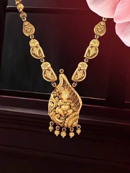 I find deep inspiration in our heritage. This temple jewellery necklace is wrapped in the beauty of antiquity, featuring intricate carvings of deities in gold, crafted for the bride who wears her traditions with immense pride.