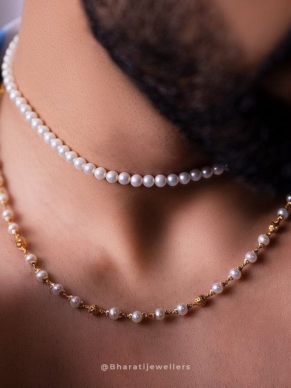 Timeless sophistication for the modern gentleman. Our Noya men's pearl neckpieces can be worn as a classic single strand or layered with a gold and pearl chain for a more contemporary look.