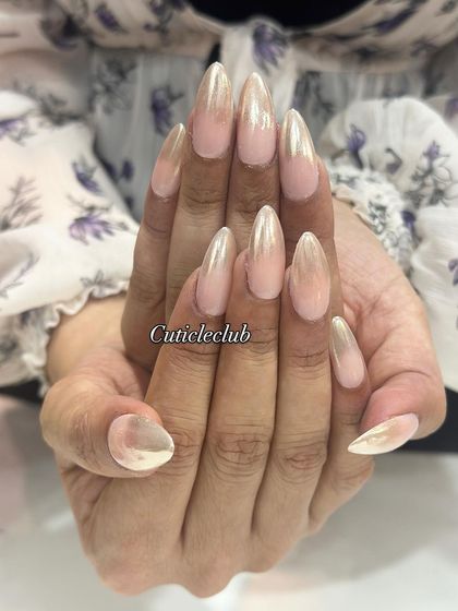 A soft and beautiful pearl chrome ombre. This gives the nails a subtle, lit-from-within glow.