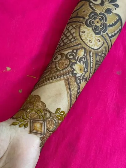 This fusion design combines traditional motifs with the open space and flowing feel of Arabic henna, creating a unique and balanced look.