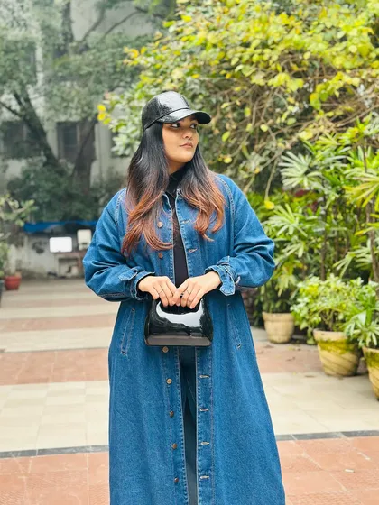 This full-length look is effortlessly cool, and the compact black purse is the ideal accessory for a sleek, urban style.