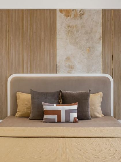 The parent's bedroom is a serene sanctuary. We used a neutral brown palette, accent lights, and a mix of textures to promote harmony and balance, creating a restful and comfortable space.