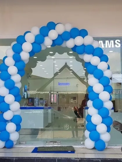For new store openings, a clean and professional balloon arch is essential to attract customers. Here, I used a blue and white color scheme to match the Samsung brand identity, creating a welcoming entrance for their new showroom.