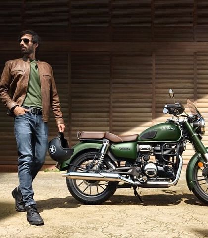 I styled this look for the Honda campaign to have a relaxed, everyday feel. The model wears a brown leather jacket over a green t-shirt and blue jeans, creating a casual yet stylish rider aesthetic.