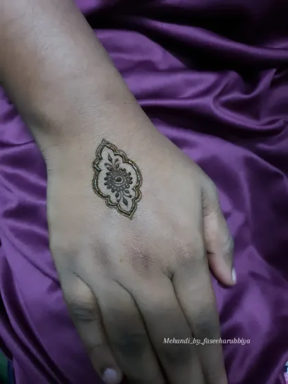 Another example of a simple, elegant central motif for a minimalist look.