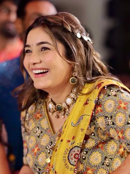 Happy girls are the best. Pooja was glowing in this traditional yellow patola lehenga for her Haldi ceremony, and we kept her makeup bright and fresh to match her joyful vibe. 🌻