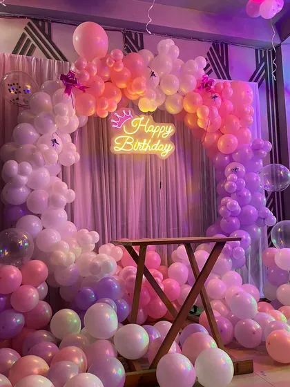 A close-up of the beautiful gradient of colors in the balloon arch.