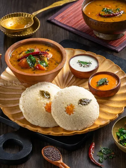 A beautiful platter of soft Idlis with sambar and two kinds of chutney for Jain Sweets. The presentation is traditional and very appealing.