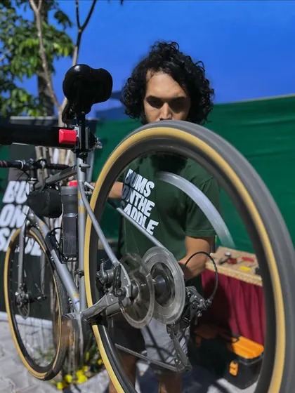 A mechanic from Bums on the Saddle providing technical support at our start line camp during the Turahalli 13 race. We partner with the best to support our community.