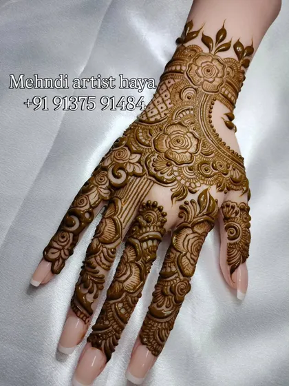 This close-up shows the texture of the henna paste. I teach my students how to get the perfect consistency for smooth application and sharp details.