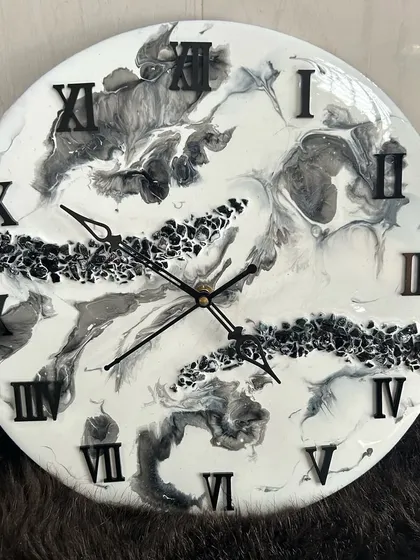 A classic black and white marble clock with black crystal accents for a sleek and modern design.