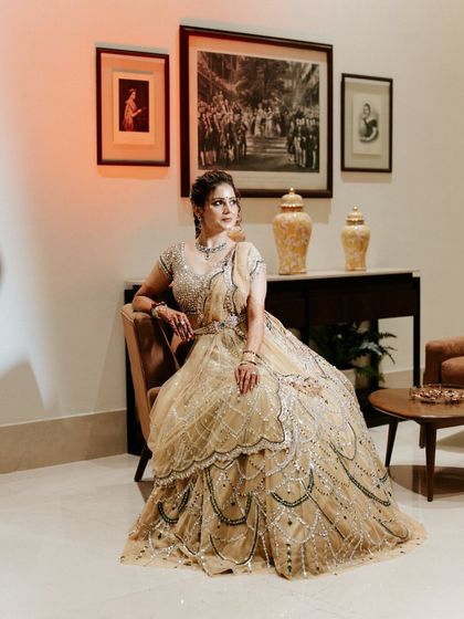 A moment of quiet elegance before the party begins. We arrange for pre-event photoshoots in beautifully styled corners of the venue.