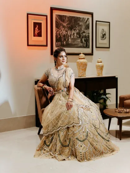A moment of quiet elegance before the party begins. We arrange for pre-event photoshoots in beautifully styled corners of the venue.
