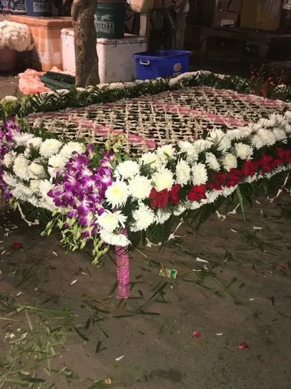A beautiful phoolon ki chaadar is essential for the bride's grand entry. I create these using a variety of fresh flowers like roses, orchids, and chrysanthemums, ensuring it is both sturdy and stunning.