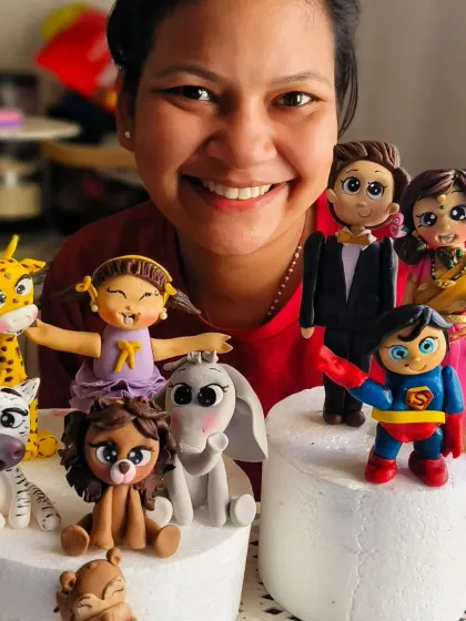One of my wonderful students proudly displaying all the figurines she created during our masterclass. We cover everything from jungle animals and superheroes to traditional couple toppers.